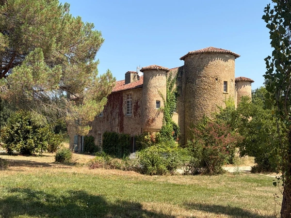 MARCIAC(32): ancienne SEIGNEURIE avec BEAU CHATEAU XIV sur 3,5ha, cachée, au bout du chemin, sans voisin, en campagne, 500m2 habitables, piscine chauffée, découvrez les riches heures des seigneurs 