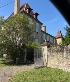 Gers (32), VERY BEAUTIFUL FAMILY CASTLE, 45HA with outbuildings, somewhat hidden, in a dominant position, a beautiful history 