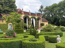 Elegant 18th-century château, requiring no work, on 1 hectare enclosed by walls, landscaped garden, chapel, orangery, outbuildings, ideal for family or events, near Pau, Lourdes, Marciac, Tarbes...