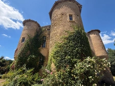 MARCIAC (32): Former seigniory, beautiful 14th-century castle on +3hectares, hidden at the end of the road, no neighbors, in the countryside, 500m2 of living space, heated swimming pool, discover the 