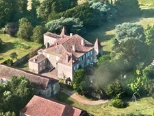 Gers(32), TRES BEAU CHATEAU DE FAMILLE 45HA avec dependances, un peu caché, en position dominante, une belle histoire 