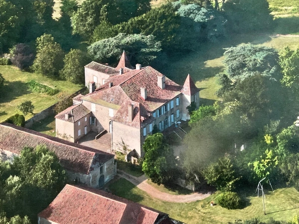 Gers(32), TRES BEAU CHATEAU DE FAMILLE 45HA avec dependances, un peu caché, en position dominante, une belle histoire 