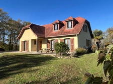 MARCIAC (32), MAISON DE CHARME de 1995, 130 m² habitables, 3200m2 terrain arboré, un peu cachée, vue, 4 chambres, grand sejour, SANS NUISANCE 
