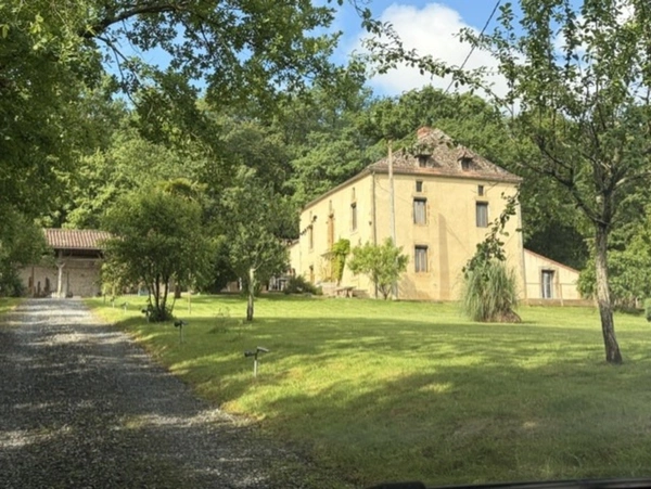 Dpt Gers (32), PLAISANCE proche, ELEGANTE PROPRIETE RURALE XVIIIs, sur 5300m2 clos, un peu cachée, au bout d un chemin.  