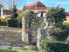 Elegant 18th-century château, requiring no work, on 1 hectare enclosed by walls, landscaped garden, chapel, orangery, outbuildings, ideal for family or events, near Pau, Lourdes, Marciac, Tarbes...