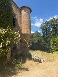 MARCIAC (32): Former seigniory, beautiful 14th-century castle on +3hectares, hidden at the end of the road, no neighbors, in the countryside, 500m2 of living space, heated swimming pool, discover the 