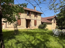 Nogaro(32) 7 km, ANCIENNE METAIRIE GASCONNE 280m2 dont 160m2 habtiables sur 4.5ha, au bout d'un long chemin, CACHEE, SANS VIS A VIS, 5 ha de bois et terres, AU CALME, dépendances, rare