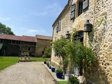 PLAISANCE DU GERS 10 min: ELEGANTE MAISON DE CARACTERE, restaurée par architecte, 320m2, 4700m2 en partie clos