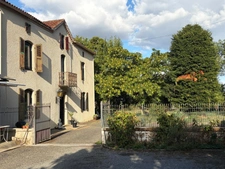 Near Plaisance (32) and Maubourguet (65): In a peaceful setting, a beautiful 180m² rural property on 1.5 hectares of wooded land, requiring no work, with no overlooking neighbors... A truly special pl