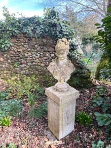 Elegant 18th-century château, requiring no work, on 1 hectare enclosed by walls, landscaped garden, chapel, orangery, outbuildings, ideal for family or events, near Pau, Lourdes, Marciac, Tarbes...