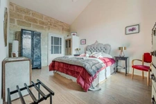 UZES(30): élégante MAISON BOURGEOISE, au cœur de UZES, au calme, jardin, piscine, intimité préservée