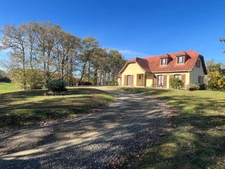 MARCIAC (32), MAISON DE CHARME de 1995, 130 m² habitables, 3200m2 terrain arboré, un peu cachée, vue, 4 chambres, grand sejour, SANS NUISANCE 
