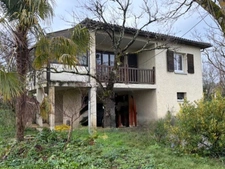 MIRANDE(32): MAISON TRADITIONNELLE 1975, 4 chambres, AU CALME, piscine couverte, 3000m2 terrain, impasse trois maisons...