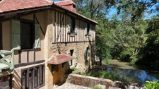 MARCIAC(32) proche: AUTHENTIQUE MOULIN SEIGNEURIAL d'EXCEPTION  des XIV-XVIIIs, caché, avec son bief baignable, 1.5 HECTARE, élégante rénovation, meublé, tennis, RARE