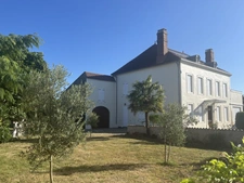 MARCIAC proche(32), ELEGANTE et HISTORIQUE MAISON DE MAITRE, dépendances, garage, 3200m2 clos et paysagé.