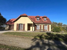 MARCIAC (32), MAISON DE CHARME de 1995, 130 m² habitables, 3200m2 terrain arboré, un peu cachée, vue, 4 chambres, grand sejour, SANS NUISANCE 