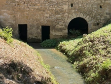MARCIAC(32) proche: AUTHENTIQUE MOULIN SEIGNEURIAL d'EXCEPTION  des XIV-XVIIIs, caché, avec son bief baignable, 1.5 HECTARE, élégante rénovation, meublé, tennis, RARE
