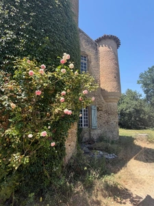 MARCIAC (32): Former seigniory, beautiful 14th-century castle on +3hectares, hidden at the end of the road, no neighbors, in the countryside, 500m2 of living space, heated swimming pool, discover the 