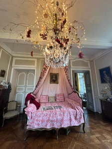 Elegant 18th-century château, requiring no work, on 1 hectare enclosed by walls, landscaped garden, chapel, orangery, outbuildings, ideal for family or events, near Pau, Lourdes, Marciac, Tarbes...