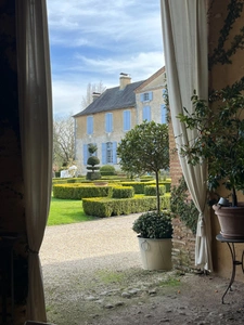 Elegant 18th-century château, requiring no work, on 1 hectare enclosed by walls, landscaped garden, chapel, orangery, outbuildings, ideal for family or events, near Pau, Lourdes, Marciac, Tarbes...