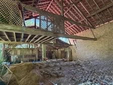 MARCIAC(32): cachée, au bout d'un chemin privé, PROPRIETE sur 2ha, anciens Bains avec sa source encore présente, dépendance, authenticité assurée !