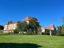 MARCIAC (32): Beautiful castle overlooking 8 hectares, ideal for public reception, events, senior residence, community, shared housing