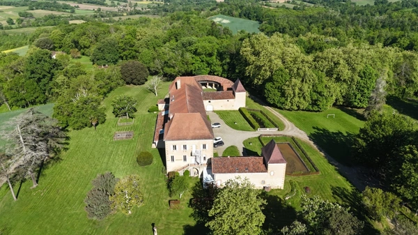 TARBES 40minutes, Beau CHATEAU dominant sur 8ha ideal acueil public, EVENEMENTIEL, résidence séniors, communauté, habitat partagé