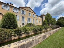 Elegant 18th-century château, requiring no work, on 1 hectare enclosed by walls, landscaped garden, chapel, orangery, outbuildings, ideal for family or events, near Pau, Lourdes, Marciac, Tarbes...