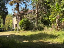MARCIAC(32): cachée, au bout d'un chemin privé, PROPRIETE sur 2ha, anciens Bains avec sa source encore présente, dépendance, authenticité assurée !