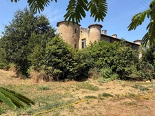 MARCIAC (32): Former seigniory, beautiful 14th-century castle on +3hectares, hidden at the end of the road, no neighbors, in the countryside, 500m2 of living space, heated swimming pool, discover the 