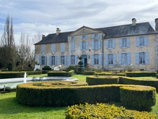 Elegant 18th-century château, requiring no work, on 1 hectare enclosed by walls, landscaped garden, chapel, orangery, outbuildings, ideal for family or events, near Pau, Lourdes, Marciac, Tarbes...
