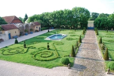 Elegant 18th-century château, requiring no work, on 1 hectare enclosed by walls, landscaped garden, chapel, orangery, outbuildings, ideal for family or events, near Pau, Lourdes, Marciac, Tarbes...