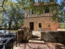 MARCIAC(32) proche: AUTHENTIQUE MOULIN SEIGNEURIAL d'EXCEPTION  des XIV-XVIIIs, caché, avec son bief baignable, 1.5 HECTARE, élégante rénovation, meublé, tennis, RARE