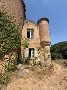 MARCIAC (32): Former seigniory, beautiful 14th-century castle on +3hectares, hidden at the end of the road, no neighbors, in the countryside, 500m2 of living space, heated swimming pool, discover the 