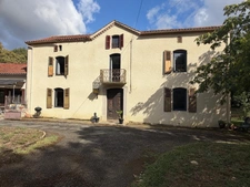 Near Plaisance (32) and Maubourguet (65): In a peaceful setting, a beautiful 180m² rural property on 1.5 hectares of wooded land, requiring no work, with no overlooking neighbors... A truly special pl