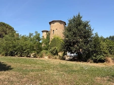 MARCIAC (32): Former seigniory, beautiful 14th-century castle on +3hectares, hidden at the end of the road, no neighbors, in the countryside, 500m2 of living space, heated swimming pool, discover the 