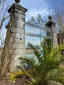 Elegant 18th-century château, requiring no work, on 1 hectare enclosed by walls, landscaped garden, chapel, orangery, outbuildings, ideal for family or events, near Pau, Lourdes, Marciac, Tarbes...