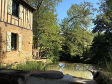 MARCIAC(32) proche: AUTHENTIQUE MOULIN SEIGNEURIAL d'EXCEPTION  des XIV-XVIIIs, caché, avec son bief baignable, 1.5 HECTARE, élégante rénovation, meublé, tennis, RARE