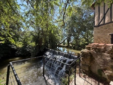 MARCIAC(32) proche: AUTHENTIQUE MOULIN SEIGNEURIAL d'EXCEPTION  des XIV-XVIIIs, caché, avec son bief baignable, 1.5 HECTARE, élégante rénovation, meublé, tennis, RARE