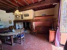 MARCIAC(32): cachée, au bout d'un chemin privé, PROPRIETE sur 2ha, anciens Bains avec sa source encore présente, dépendance, authenticité assurée !