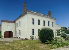 PLAISANCE DU GERS (32), ELEGANTE et HISTORIQUE MAISON BOURGEOISE, dépendances, garage, 3200m² clos et paysagé.