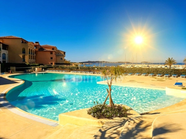 APPARTEMENT T2 TERRASSE + PARKING + PISCINE / 100M PLAGES  à vendre SIX-FOURS-LES-PLAGES (83)
