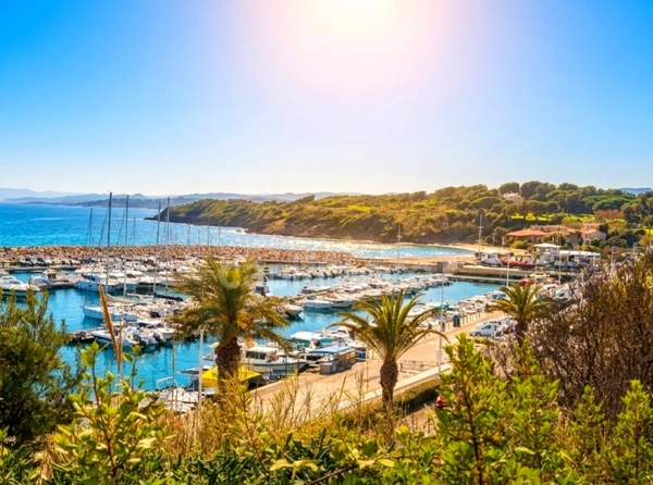 BORD DE MER - APPARTEMENT T2 + PISCINE ET PARKING PRIVATIF à vendre SIX-FOURS-LES-PLAGES (83)