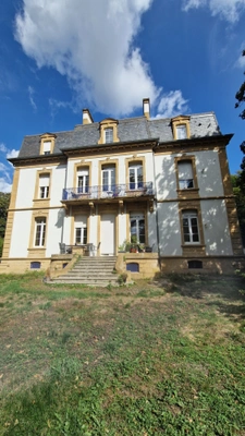 Appartement F3 duplex rénové 2 parkings privatifs environnement privilégié