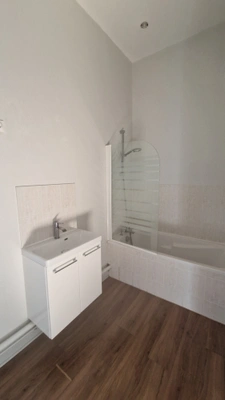 Appartement F3 duplex rénové 2 parkings privatifs environnement privilégié