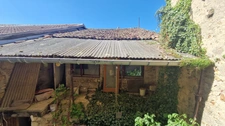 Maison de village F4 à rénover de 90 M2 avec jardin / parking et dépendance