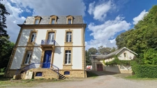 Appartement F3 duplex rénové 2 parkings privatifs environnement privilégié