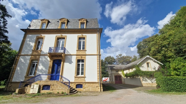 Appartement F3 duplex rénové 2 parkings privatifs environnement privilégié