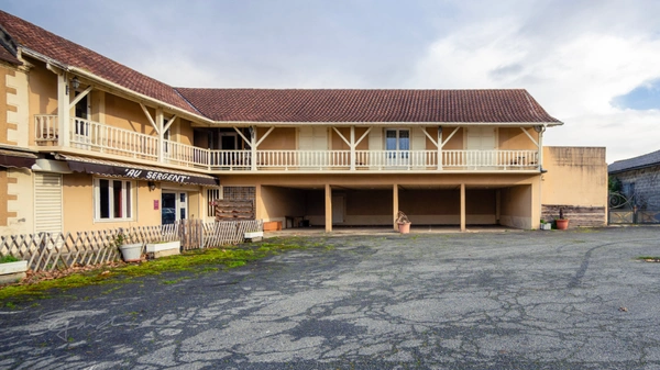 Ancien hôtel 604 m² – 16 chambres, local commercial 113 m² et terrain à bâtir 1 909 m² – 12 min de Lacq, 23 min de Pau
