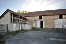 Corps de ferme de 1904 – Maison 112 m² partiellement rénovée + granges 200 m² sur 3 100 m² 